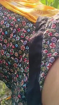 Village Desi Bhabhi fodida em campo de mostarda em estilo cachorrinho. Ao ar livre sexo indiana com cunhado