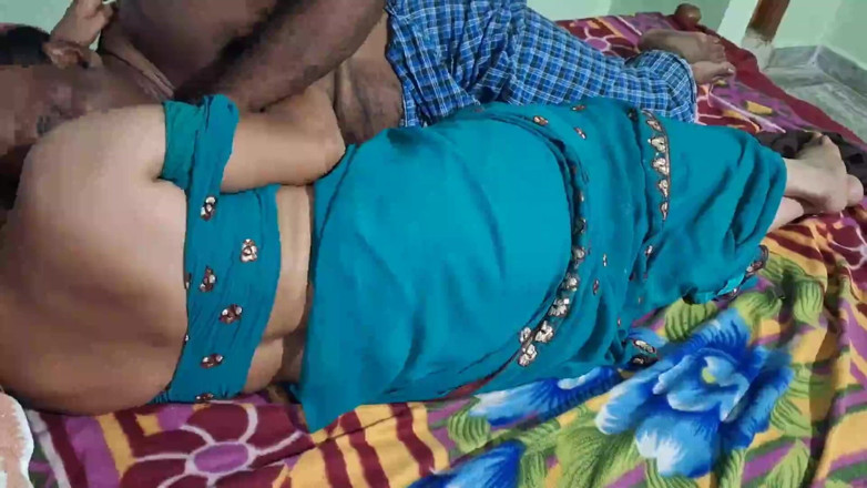 Sexy sindu: Seks saree panas Bhabhi Sindu yang cantik di rumah