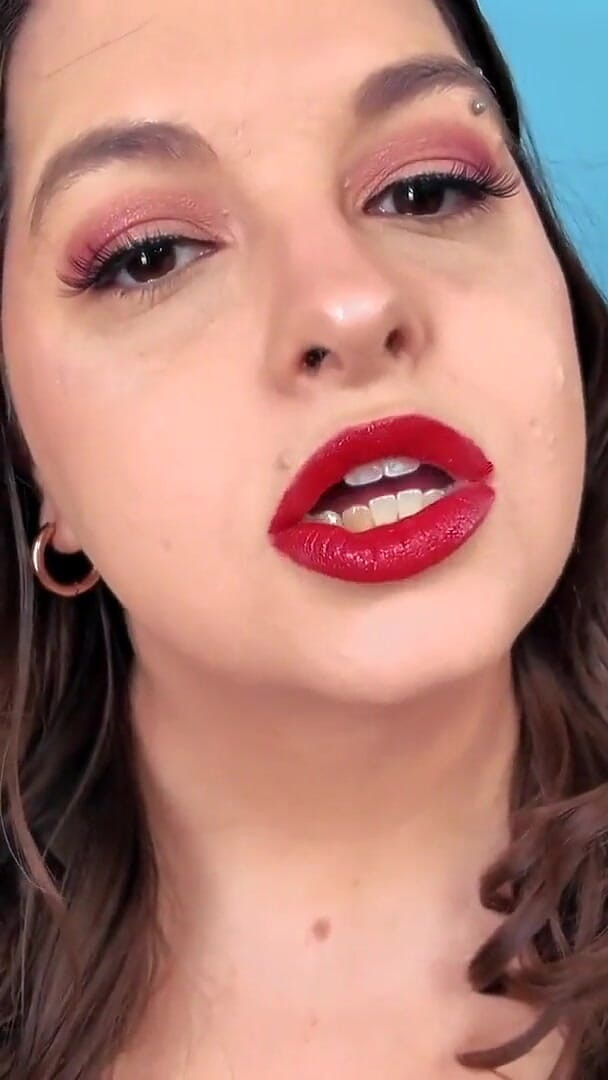 Forever Weak for My Lips - Seductress Sydney Screams Applies Red Lipstick Before Covering You with Her Lipstick Kiss Marks (Sydney screams fetish)