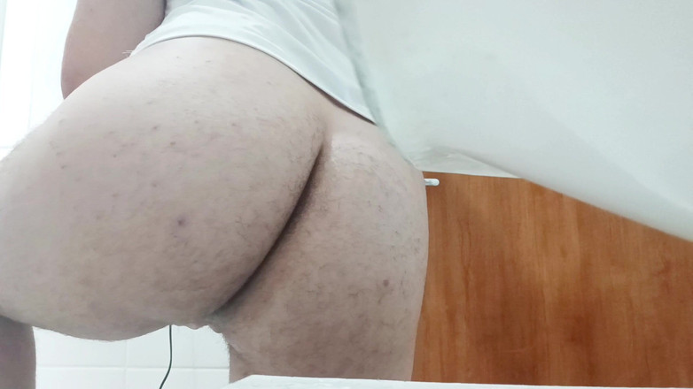 amateurbrazilian: क्या तुम्हें मेरी हॉट गांड बाथरूम में देखना पसंद है?