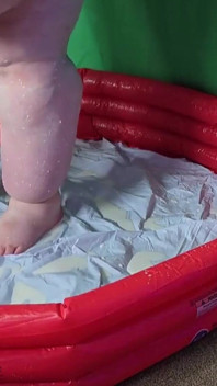 Deusa leitosa em uma piscina de remo