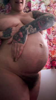 37 semana grávida Elizabethhunny esfregando loção na barriga