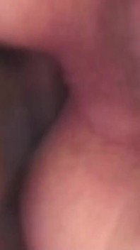 Cowok ini seks threesome sama waria di luar ruangan
