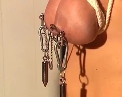 Brunetka německá MILF saje dva ptáky po BDSM trojce