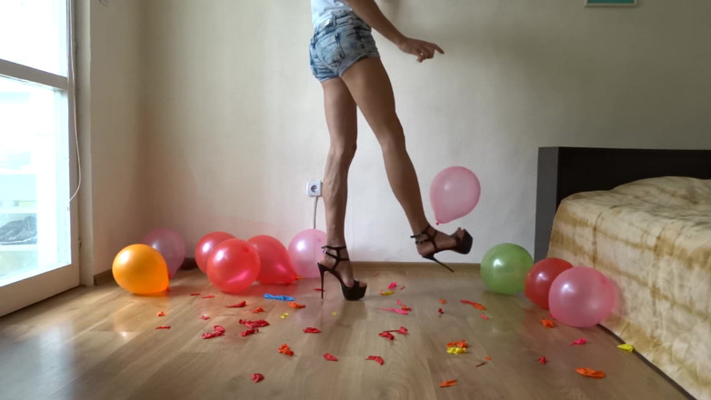 Monica Crush: Воздушные шарики всплывают в моих сандалиях на высоком каблуке