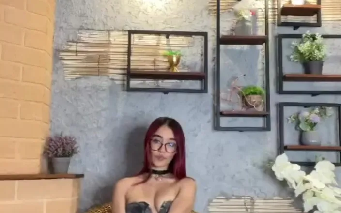 Lia Wood: Delgad Girl with Perfect Cushroom Masturbates at Home with Your...