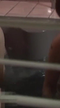 Duas belezas asiáticas maduras se devoram no banho