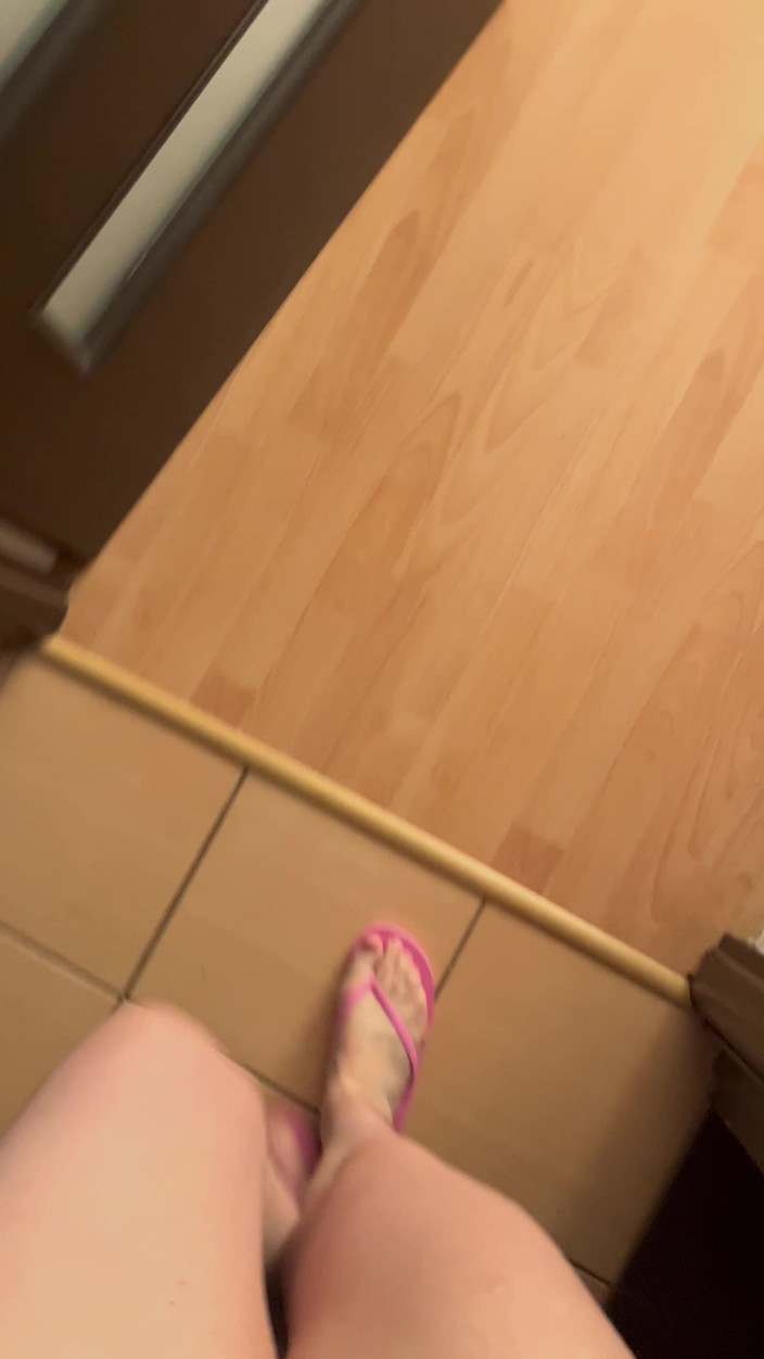Feet: POV: Ljud av Flip-flops Walking