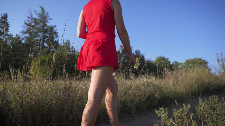 Teasecombo 4K: Fată în rochie scurtă plimbări în aer liber și fundul intermitent