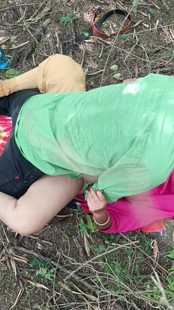 Desigirlsiri: Desi Sexy indická tetička šuká venku s hlasem Telugu