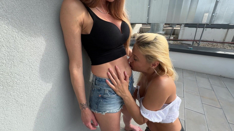 Nikky Thorne: Sexy lesbičky se líbají navzájem s břichem na střeše