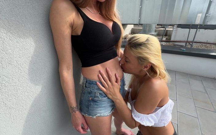 Nikky Thorne: Lesbianas sexy besándose unas a otras vientre en el techo
