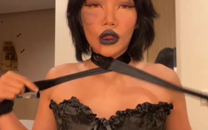 Emma Thai: Halloween 2023, Emma Thai est une salope sorcière dans un strip-tease