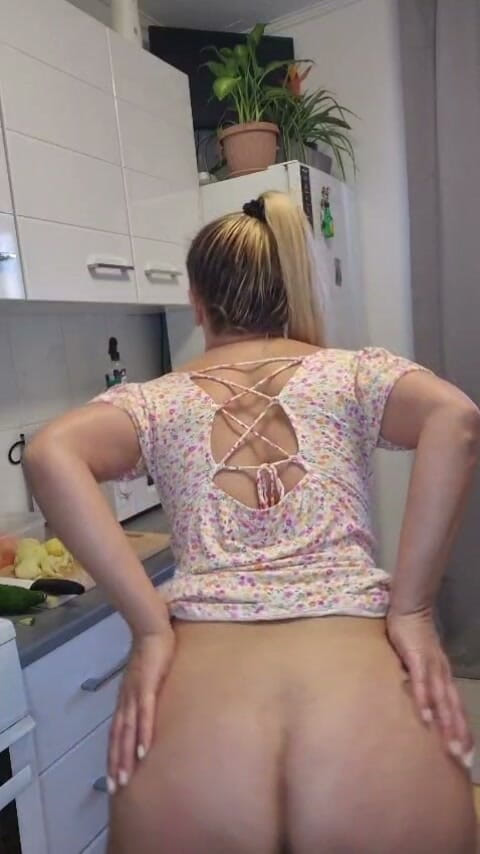 Nadya Albu: Stygg milf gurka onani i köket