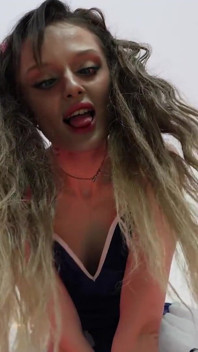 Extra malá lilith liber ve svém prvním cosplay porno videu