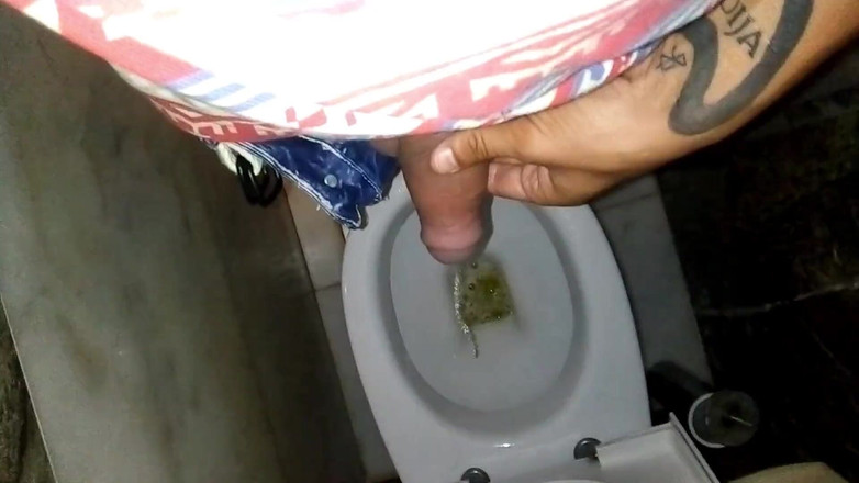 Idmir Sugary: Твинк писает 1 минута в туалете бара