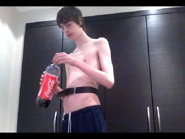 U bir erkakning yuziga keldi