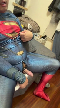 Fat Superman berada di musim bunga