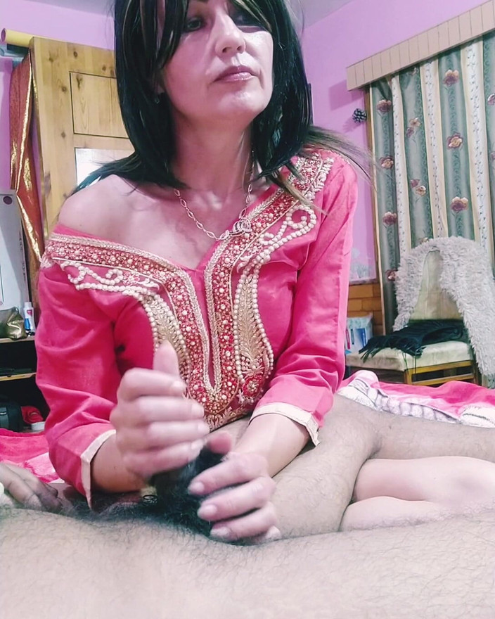 Bolly Karma: Une MILF dévergondée aux mains douces prend bien soin d’une...