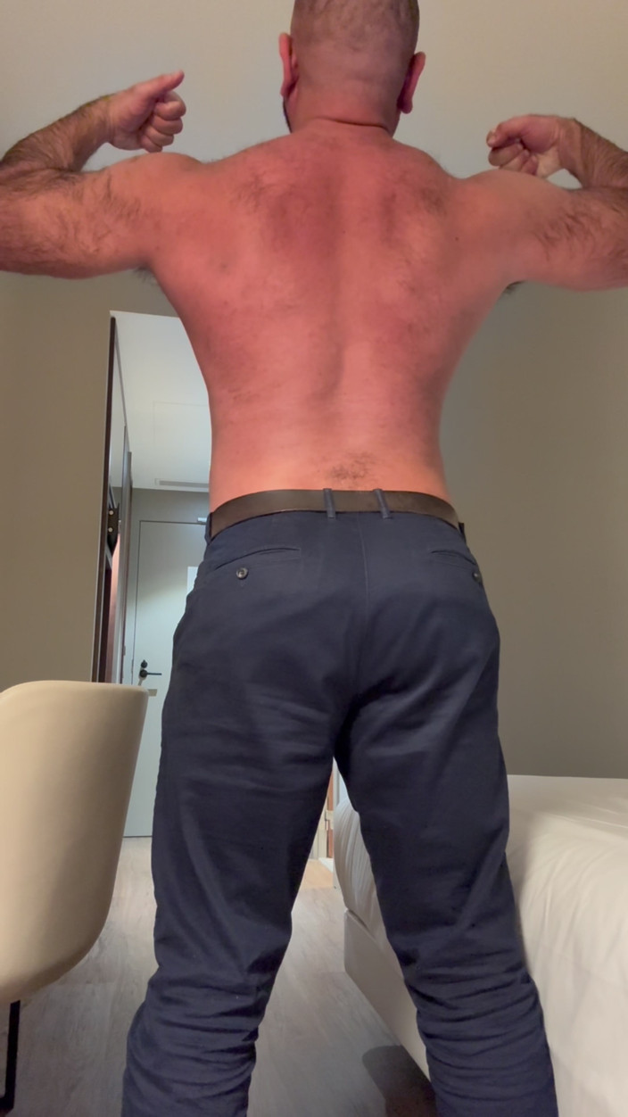 Massive daddy xxx: 긴장을 풀기 위해 창녀가 필요한 비즈니스 근육 새아빠