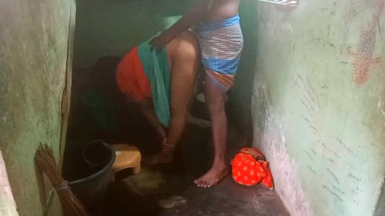 Desi Sathiya: 德西印度妻子在村里哈斯班德啪