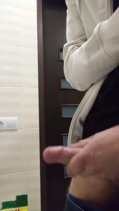 Valera4094: Masturbation sous la douche 18+