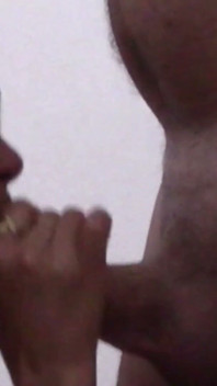 Yakın çekim MILF bir penis emiyor ve ağzına boşalma yapıyor
