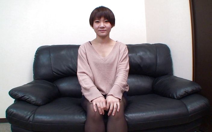 Japan Lust: Pequeña adolescente japonesa de pelo corto se llena de chorreo...
