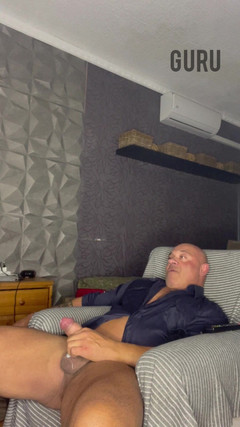 Mr. Guru: Wichsen solo zu hause, ich mag dieses hemd