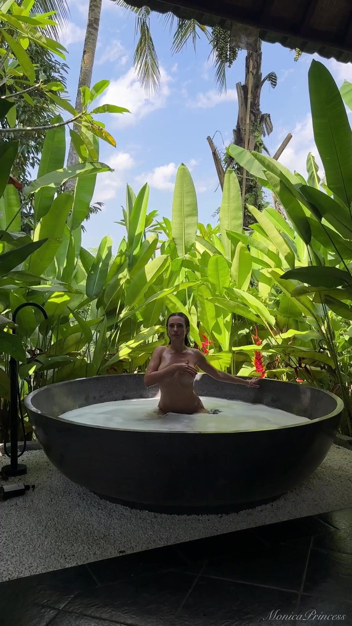 Princess Monica: Werde wild mit mir in einem dampfenden Dschungelbad nackt