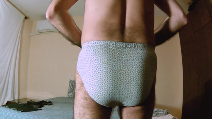 Earl Smile: Earl presenta la sua modesta collezione di slip