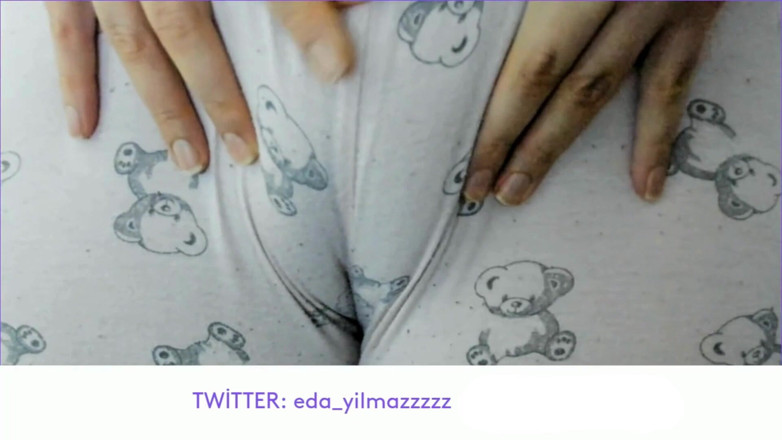 bigass_sexy_bigboobs: Cameltoe - chatte gonflée - masturbation avec pyjama