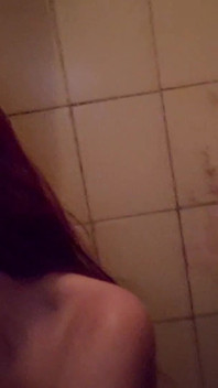 妻が一人でポルノ映画に行き、コンドームなしで見知らぬ人とセックスし、口の中で射精される!