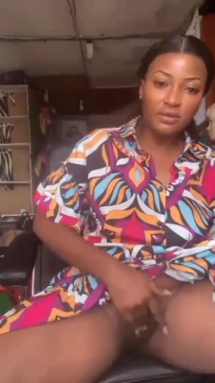 Me and my new slut: 淫荡妈妈在她的商店里自慰，公共掌握糖妈妈