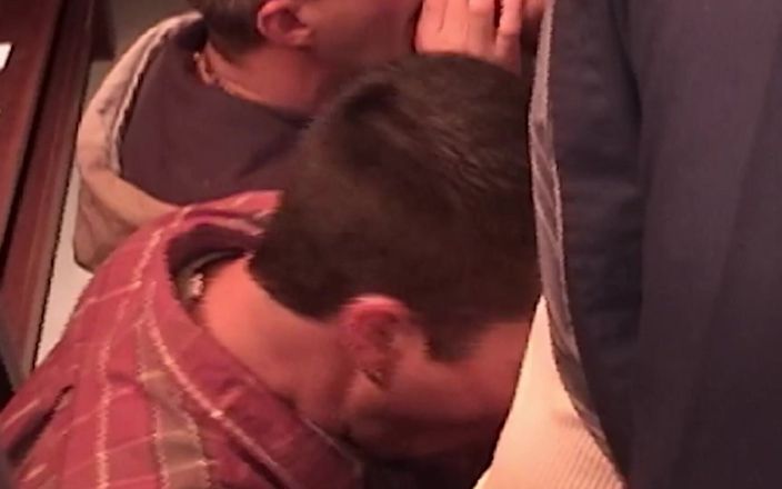 SEXUAL SIN GAY: Голодная гей сцена - 4 гей, сосущая член, оргия в видео-магазине