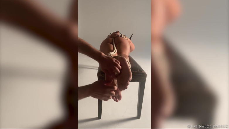 Latina Fetish: Latina ist im hogtie und auf dem bett gekitzelt! Latina...