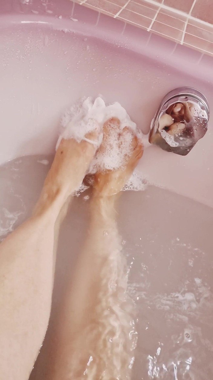 Daphnee Lecerf: Rubbing my feet on a bath flower