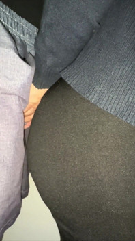Dívka S Velkými Prsy Tápá Po Cizím Penisu