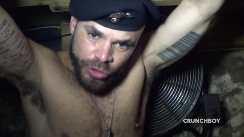Gaybareback: Une salope se fait fister par des garçons pendant une...