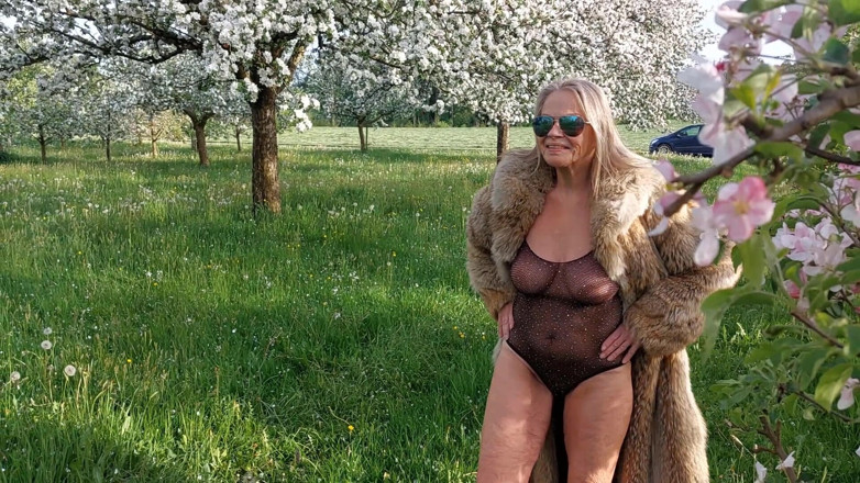 martinawest: Donna Matura Che Gira Fuori Con Una Tuta Trasparente!