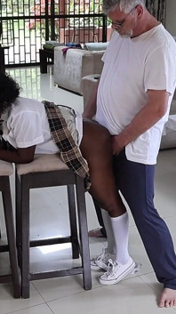 Ateşli seksi minyon zenci üniversiteli kız Flower komşusu tarafından sikiliyor ve dölleniyor