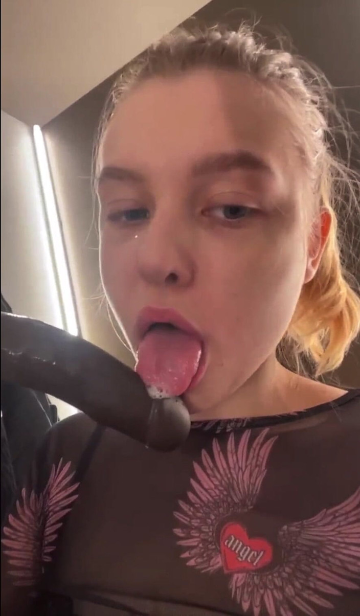 JuiceLussie: Kouření v šatně