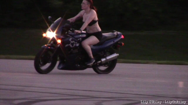 Lily O'Riley: Chevauchage de bikini sportbike (Mkv)
