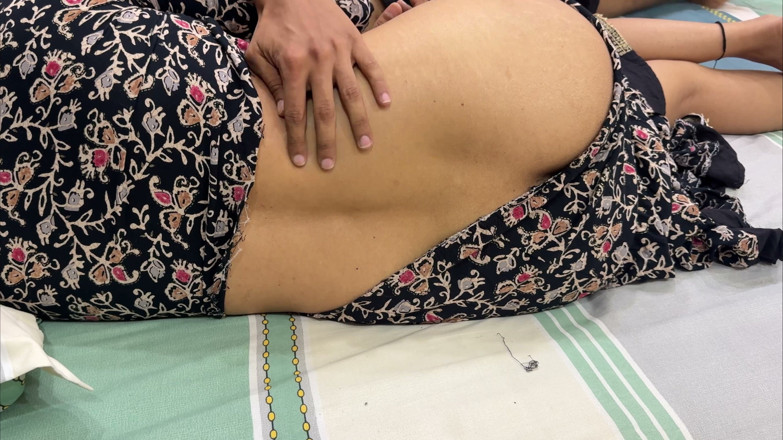 Hornycouple149: 그녀는 화가 났어, 우리는 싱글 침대를 공유, 전체 힌디어 오디오