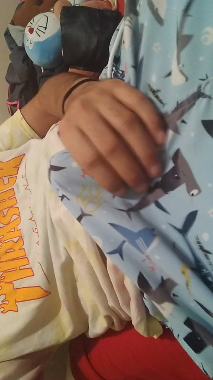 AlexAlejandro13: Raak me over mijn kleren aan