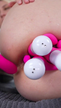 Verliert die kontrolle mit mehreren dildos und vibes in der muschi