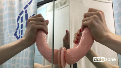 Datezone: 偽のコックは彼女の口と顔にまっすぐに射精します