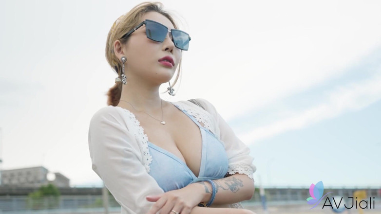 AV Jiali: Stacy ve arkadaşları günü teknede oynayarak ve sikişerek geçiriyor