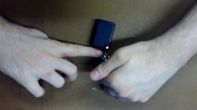 Au79: Clipping le mie unghie e cercando di ottenere il suono...