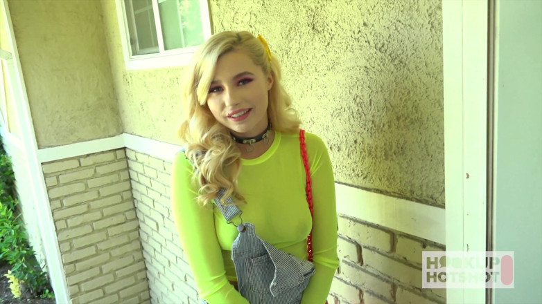 Hookup Hotshot: Magra Goldie Carolina Sweets drena um pau duro perfeitamente!